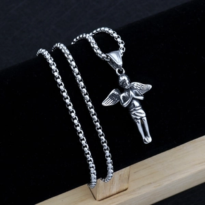 Détail d'un pendentif ange en argent présenté sur un support en velours noir