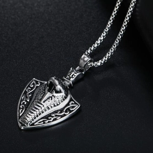 Pendentif bouclier argenté vintage avec gravure cobra sur chaîne maille box robuste