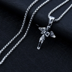 Vue détaillée d'un pendentif ange en argent avec mains jointes sur une chaîne box