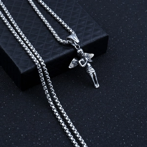 Gros plan du pendentif ange en prière avec chaîne box sur une boîte à bijoux noire