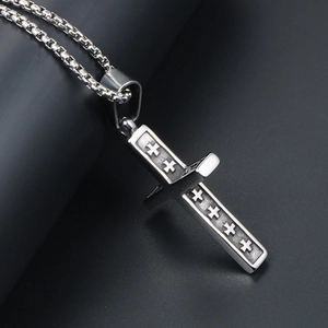 Vintage religiöse Kreuz Halskette mit gravierten Mustern auf silberner Metallkette