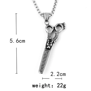 Pendentif de coiffeur affichant des dimensions de 5,6 cm de haut et 2,2 cm de large