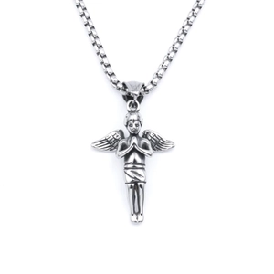 Vue macro du pendentif ange en argent avec détails des ailes sur une chaîne à maillons