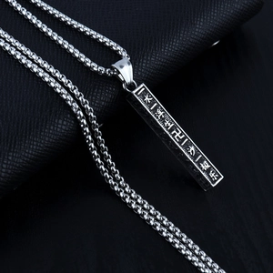 Vue détaillée du pendentif vintage à quatre faces avec gravure bouddhiste sur cuir noir