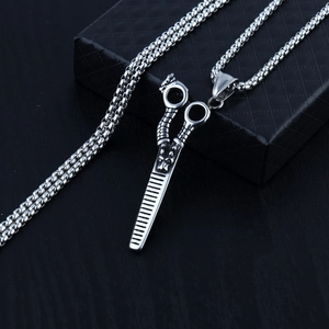 Pendentif ciseaux de coiffeur avec dragon gravé et chaîne cubique en argent vieilli