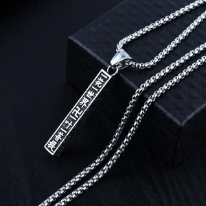 Pendentif cylindrique poli avec gravure bouddhiste sur collier chaîne carrée