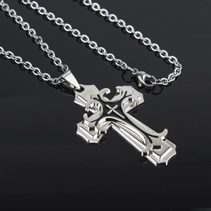 Collier croix multicouche argenté pour homme avec détails en émail noir poli