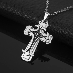 Vue détaillée à 45 degrés du collier croix argent et noir avec finition en émail
