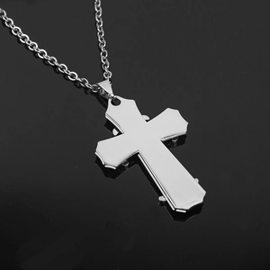 Macro d'un pendentif croix argenté multicouche avec finition polie sur fond noir
