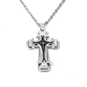 Gros plan d'un pendentif croix vintage en argent avec incrustation d'émail noir