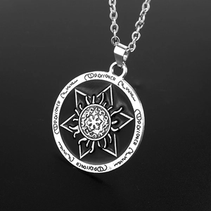 Makroaufnahme der runden Runen-Halskette mit Hexagramm und oxidiertem Finish
