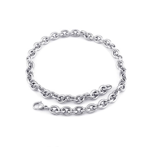 Dettaglio del bracciale a catena a O in acciaio inossidabile argento con chiusura a moschettone
