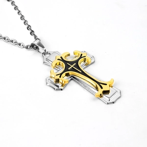Détail du pendentif double croix avec incrustation d'émail noir et placage doré de luxe