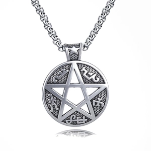 Détail du pendentif pentagramme rétro sur une chaîne épaisse en acier inoxydable