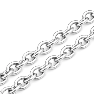 Macro dettaglio della catena a maglie a O in argento lucido su uno sfondo bianco