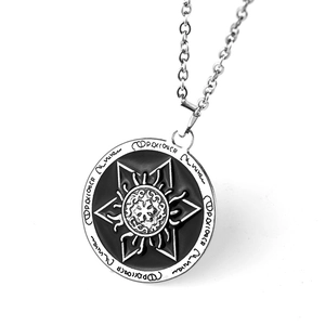 Halskette mit silbernem Hexagramm-Rundanhänger, schwarzer Emaille und Gravur-Details