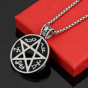 Collier avec pendentif pentagramme rétro en acier inoxydable sur une boîte rouge