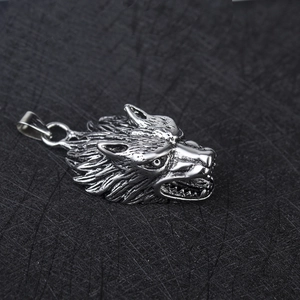 Macro di un ciondolo a testa di lupo in argento vintage con dettagli punk gotici