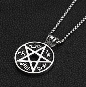 Gros plan du pendentif pentagramme rétro avec runes et chaîne à mailles carrées