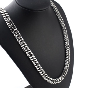 Gros plan du bracelet gourmette en acier inoxydable poli argenté au style punk