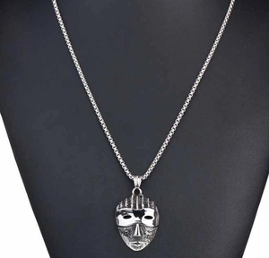 Makroaufnahme des Vintage-Punk-Maskenanhängers mit Used-Look und Silber-Finish