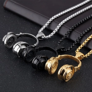 Collier pendentif casque hip hop en finitions argent, or et noir pour tenues stylées