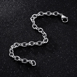 Bracciale a catena in acciaio al titanio argento lucido con chiusura a moschettone