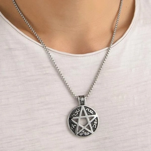 Collier pendentif pentagramme en acier inoxydable rétro sur chaîne longue de style punk