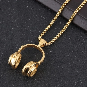 Détail d'un pendentif casque plaqué or avec texture diamantée sur une chaîne à mailles box