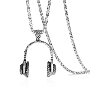 Détail du collier pendentif casque argent rétro avec texture de maille complexe