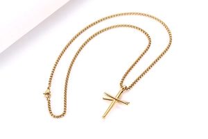 Détail du collier croix batte de baseball dorée avec chaîne box et fermoir mousqueton