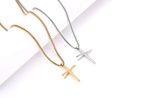 Détail de pendentifs batte de baseball en or et argent avec chaînes mailles carrées