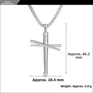 Détail montrant les dimensions du pendentif croix à clous, 46,2 mm de haut et 28,4 mm