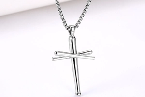 Détail du pendentif croix en bâtons de baseball argentés avec une chaîne box polie chic