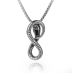 Macro detail van punk stijl slang oneindigheidshanger met gegraveerde letter D aan ketting