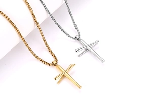 Détail des pendentifs croix batte de baseball en or et argent avec chaînes box
