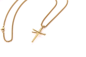 Gros plan sur le collier croix de batte de baseball dorée avec chaîne à maillons polis