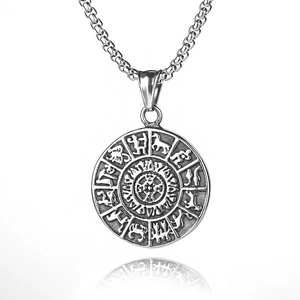 Détail du pendentif totem viking avec runes nordiques sur une chaîne à mailles carrées