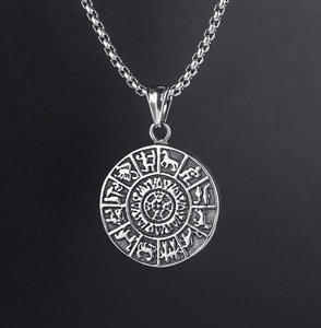 Détail macro du pendentif totem viking avec symboles runes et finition argent vintage