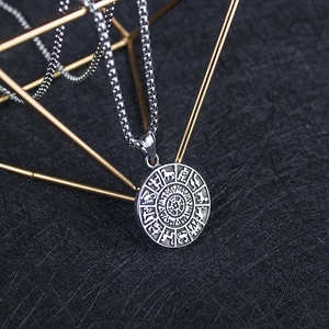 Détail du collier avec pendentif rune viking argenté et motif de totem gravé vintage