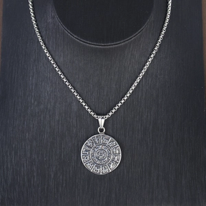 Collier totem viking avec pendentif boussole runique argentée sur présentoir noir