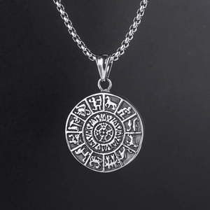 Pendentif Viking vintage avec runes nordiques sur une chaîne en argent oxydé rétro