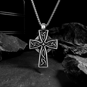 Collar con colgante de cruz céltica vintage para hombre en acero inox sobre roca negra