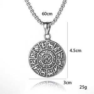 Collier avec pendentif totem viking protecteur, runes nordiques et chaîne carrée de 60 cm
