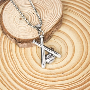 Dettaglio della collana con mazze da baseball su legno, con mazze incrociate e palla