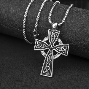 Colgante de cruz celta retro en plata vintage con cadena de caja para hombre moda