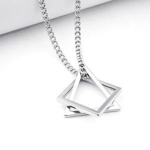 Collier minimaliste avec pendentifs géométriques carrés et triangles entrelacés