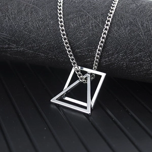 Collier géométrique minimaliste avec triangle et carré entrelacés en acier poli