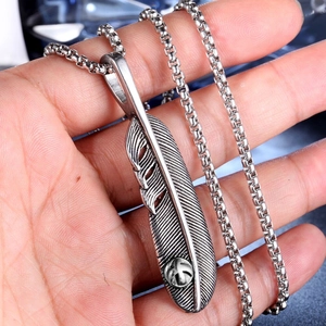 Retro hip-hop feather pendant necklace in vintage silver finish with durable box chain