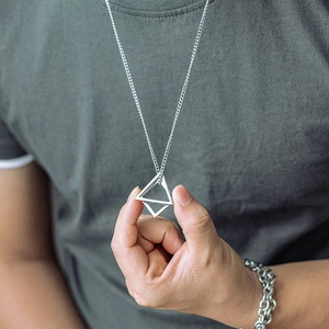 Collier avec pendentif géométrique triangulaire minimaliste pour homme en acier argenté